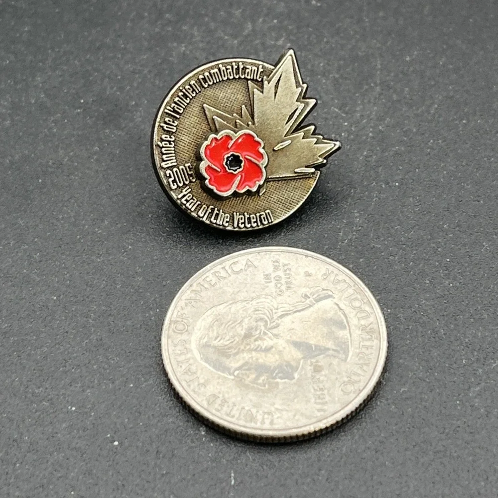 2005 Year Of The Veteran Canada Maple‎ Leaf Lapel Hat Pin